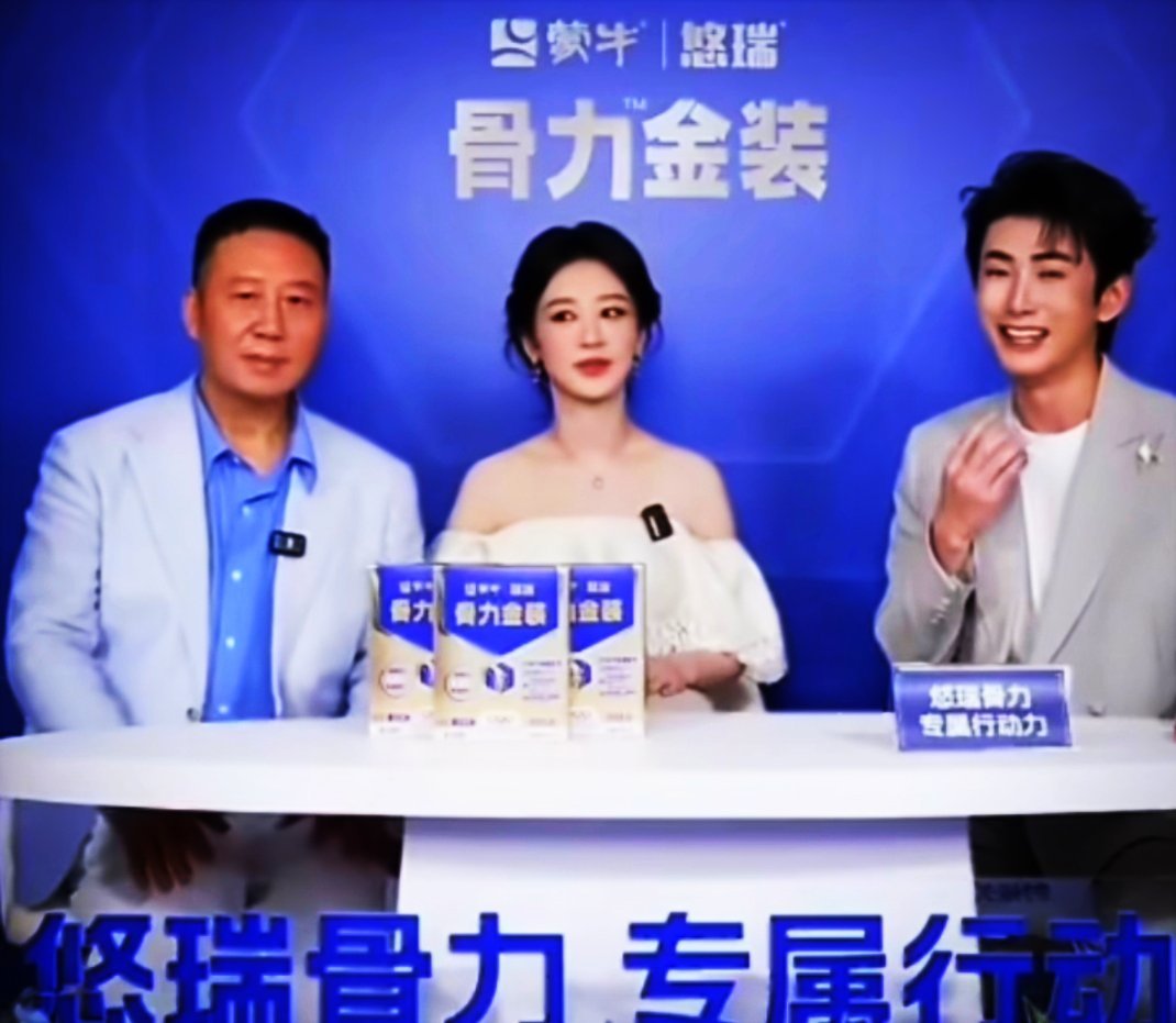 我觉得热搜有点变味了！今天杨紫带爸爸出席品牌活动，提醒爸爸注意坐姿“把腿合上”，