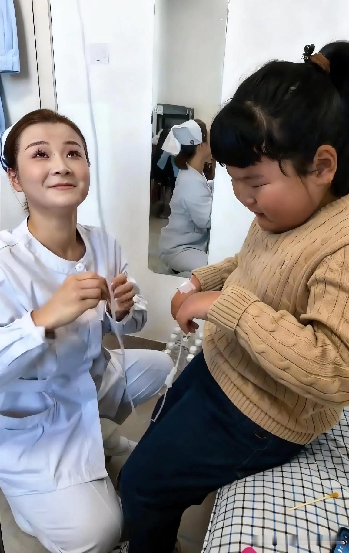 女儿生病，当护士长的妈妈给她输液，可扎了2次才扎进去，既疼又气的女儿当场就哭了