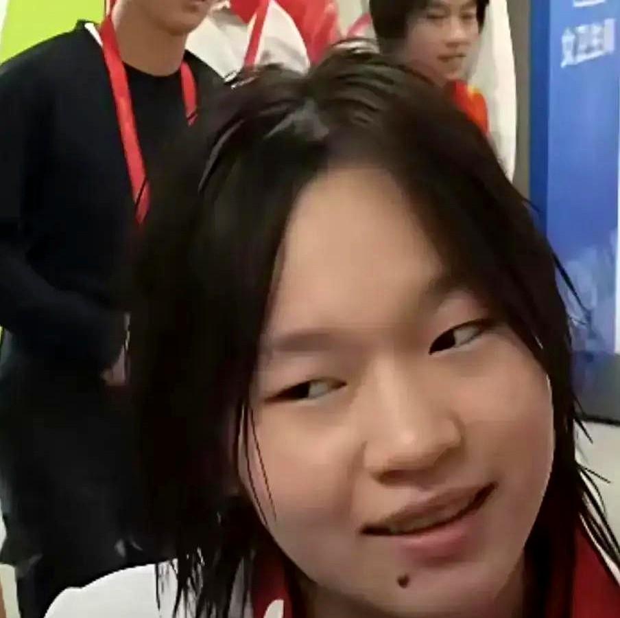 奥运冠军全红婵家，新盖的小楼外墙连瓷砖都没贴！很多人看不懂，说这是“傻”，有