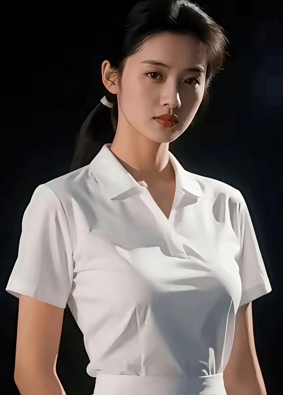 人长得漂亮，什么发型都适配，不愧是曾经央视的大美人。小脸精致，皮肤一直保养得