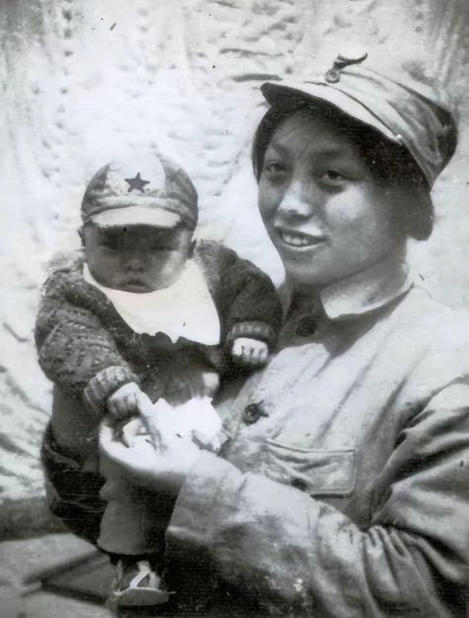 1937年，地主王学文发现一20岁女兵躺在家门口，见四下无人，他一下将女兵扛到了
