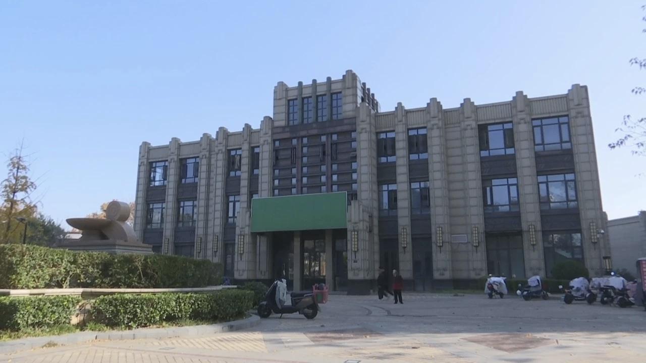 小区门口建医院业主坚决反对!山东济南名辉豪庭小区的北门有一栋单独的三层建筑