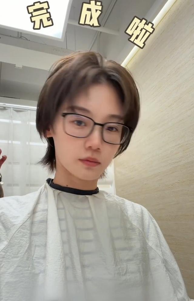 苗苗在家自己剪短发，郑恺调侃以后不用去理发店，这对明星夫妻的真实感太圈粉了