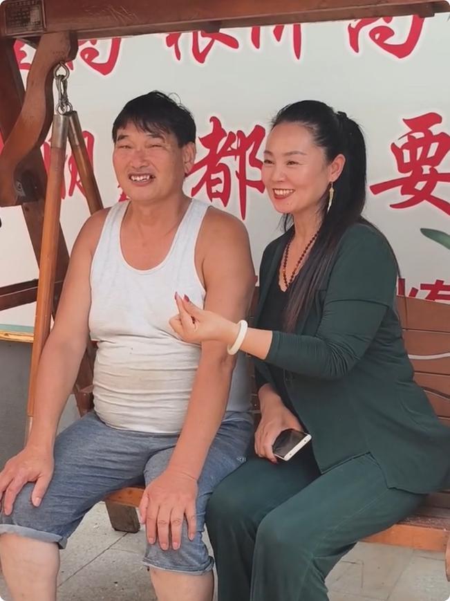 大衣哥朱之文太不修边幅，家人为何不提醒？大衣哥这位靠好嗓子走红的农民歌手，