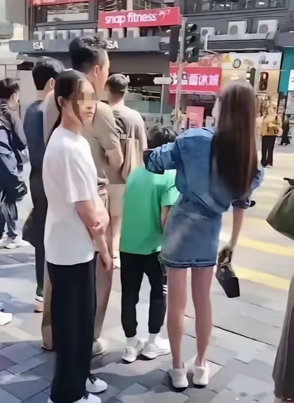这次汪小菲带着两个孩子去动物园，小霖霖的一个举动让人很感慨。在高处看小动物的时候