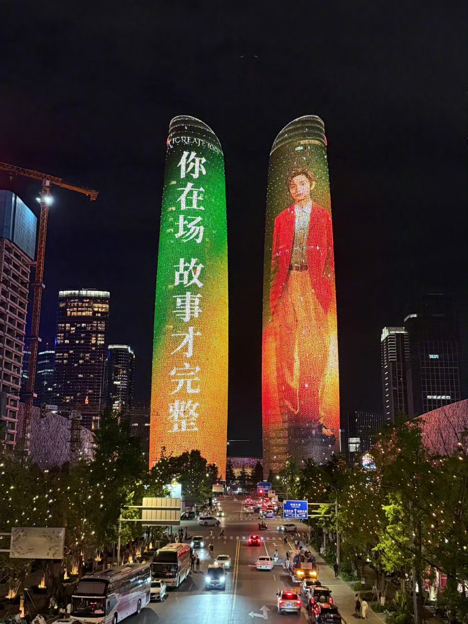 wow~从横店的无人机应援到成都的双子塔诗表白，丁禹兮对粉丝的爱永远都拿得出手