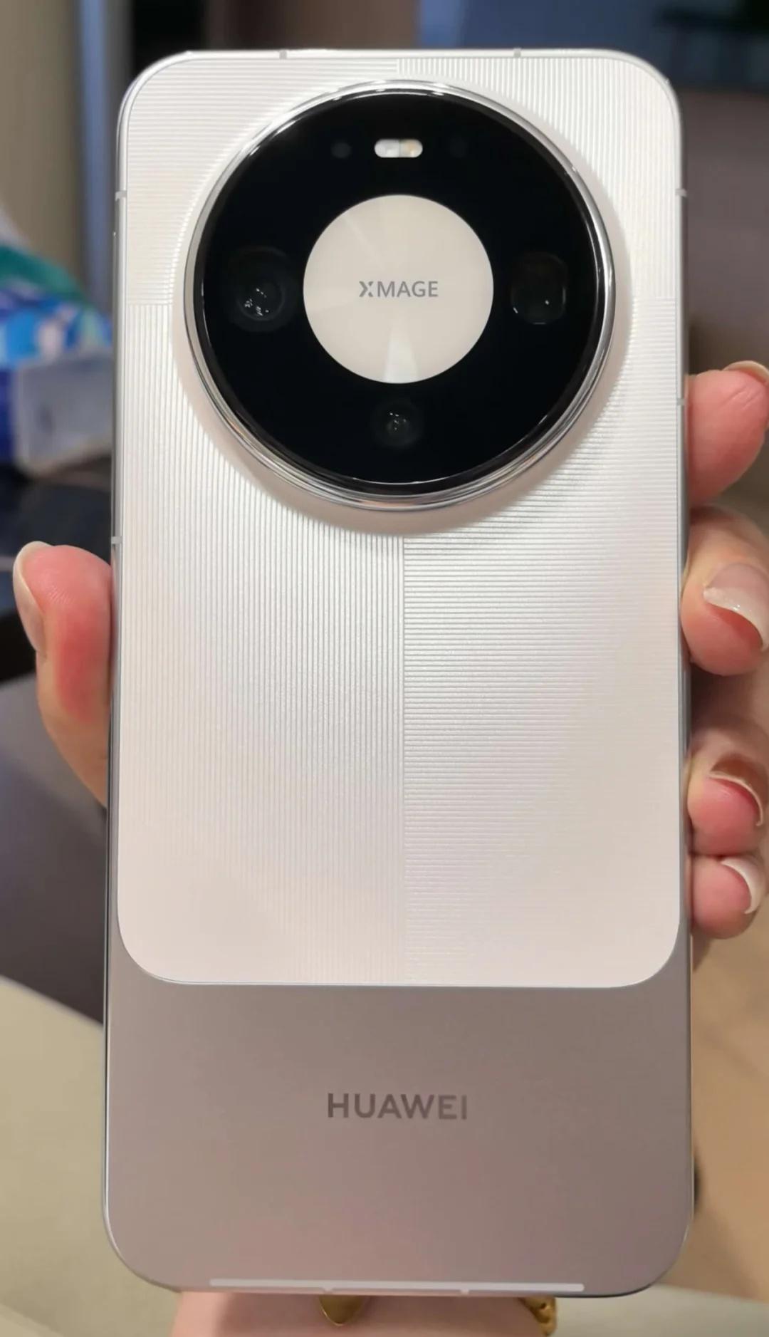 第一时间换上mate90pro啦～之前在授权店盲订了，当时也是订的pro，前阵