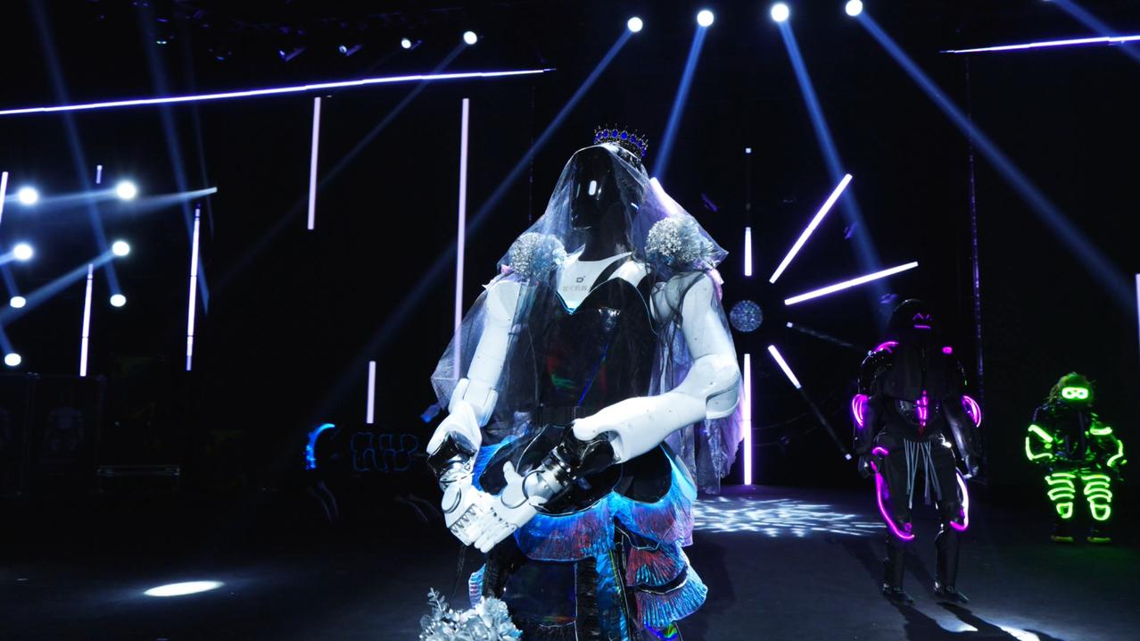 看智元举办机器人奇妙夜，很有感触。《机器人时装秀》里，机器人的亮眼造型和平稳走位