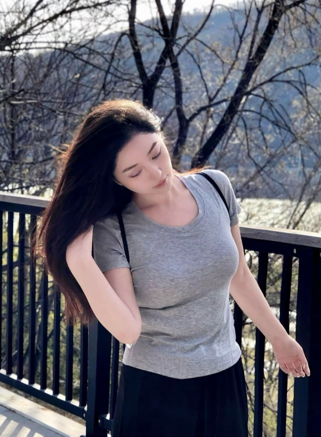 微胖型。皮肤白皙