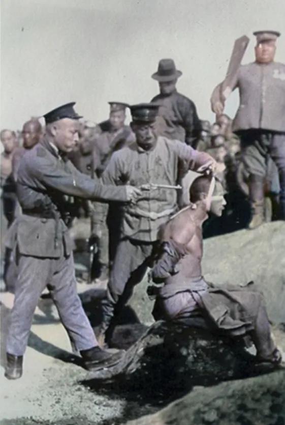 1919年，天津，著名飞贼张三立被枪决过程中的一张老照片，镜头中的张三立双手被反