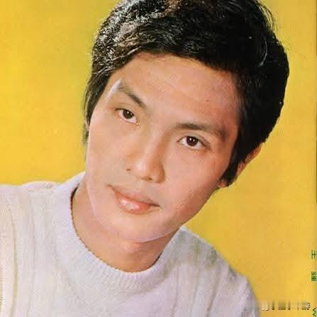 香港资深演员与导演王钟（原名姜佩君，1947年–2021年）被誉为香港“写实警匪