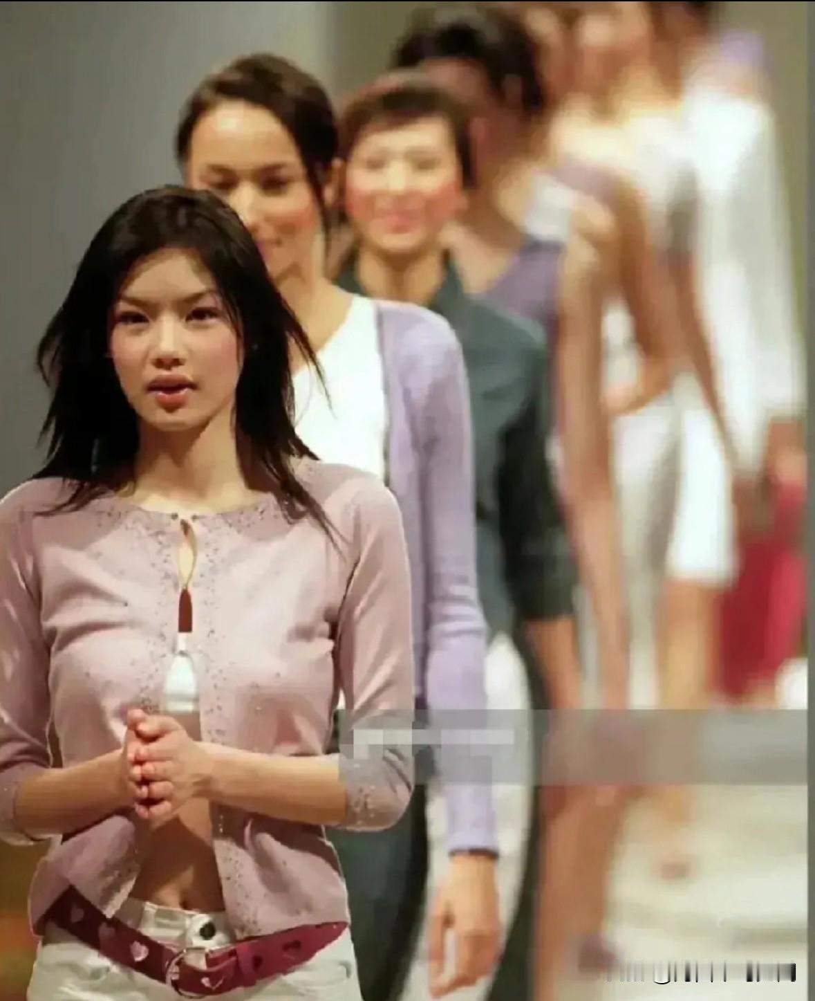2000年，乐基儿自带独一无二的松弛氛围感。175cm高挑身段搭配标志性厚唇，兼