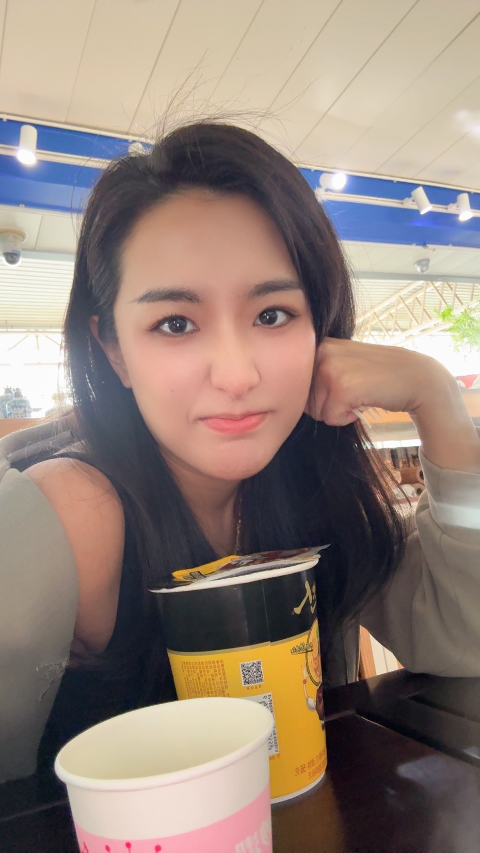 整个机场只有泡面没有其他餐厅好惨一女的​​​