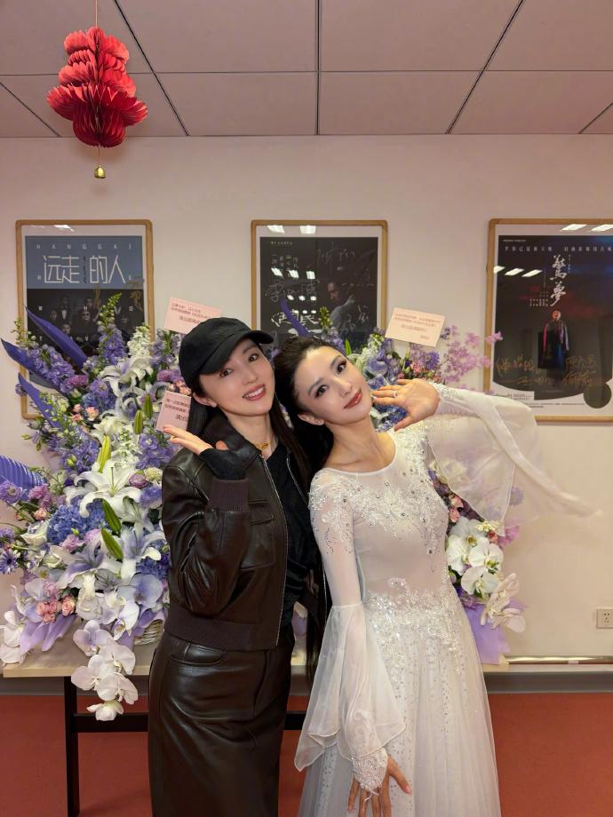 最近佟丽娅和董璇一起合影，两位真的是很像亲姐妹，虽然搭配风格不同不过都很美。