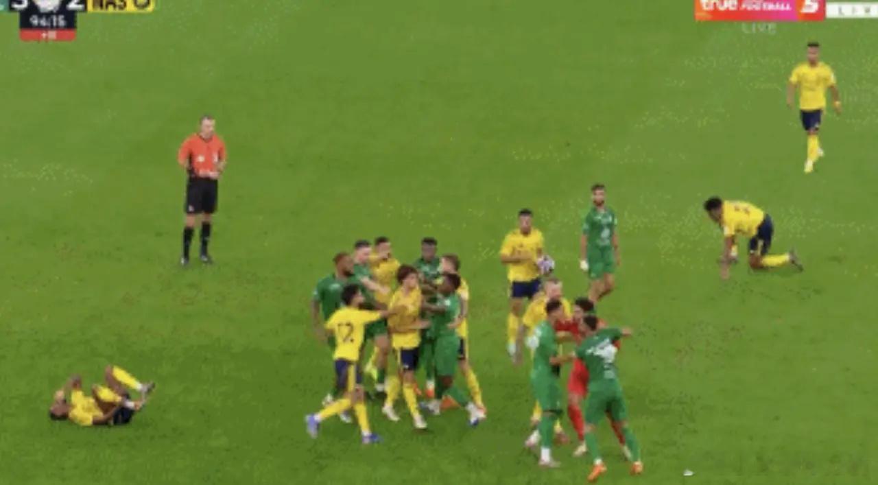 队长去哪了？C罗一旁站着利雅得胜利10人参与冲突：菲利克斯被打北京时间1月3日