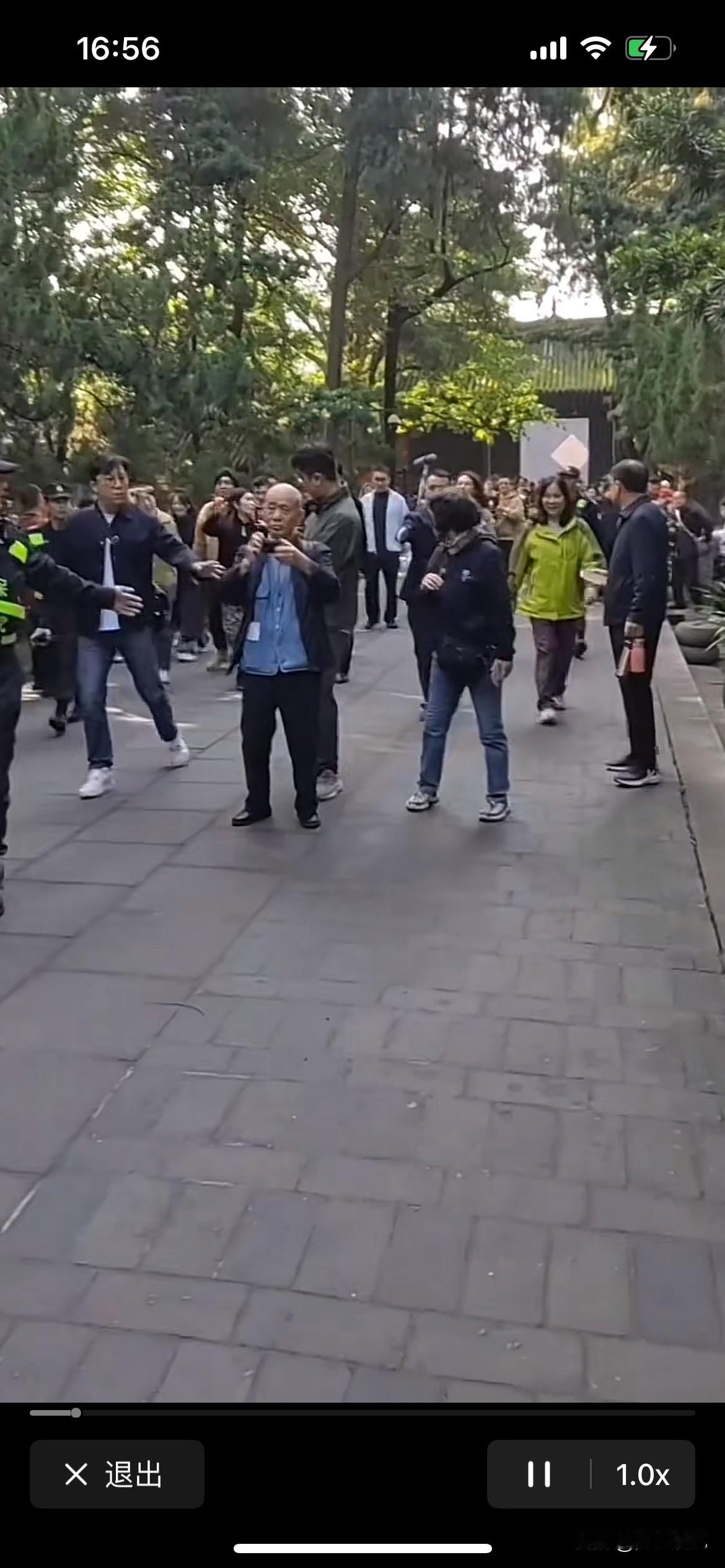 唐国强老师进入景区，现场没几个人，倒是安保人员不少，保安还一路赶人、大张旗鼓的，