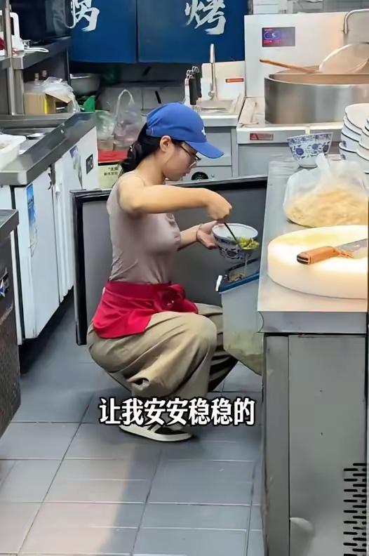 “这个女的火了！”江苏无锡，一个18岁女孩暑假去饭店打工，和老板谈好每天8小时、