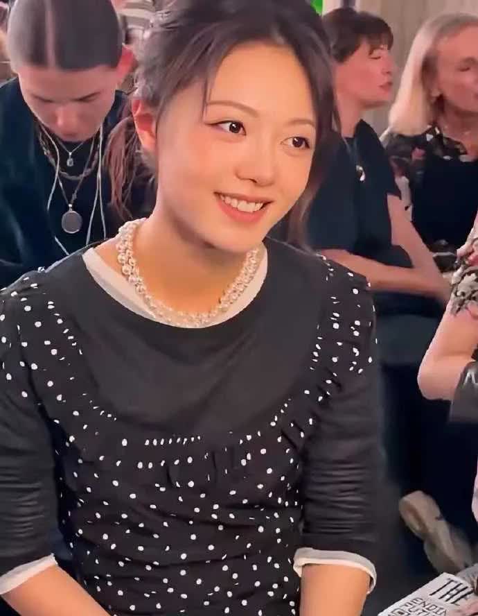 Miumiu秀场，刘浩存和赵今麦同品牌服装​​​