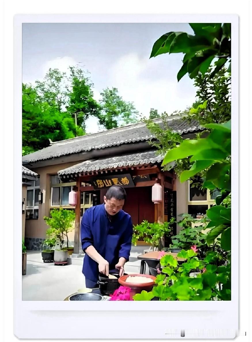 看到李亚鹏那民宿的现状，真是挺荒唐的。听去过的朋友回来吐槽，整整28间客房