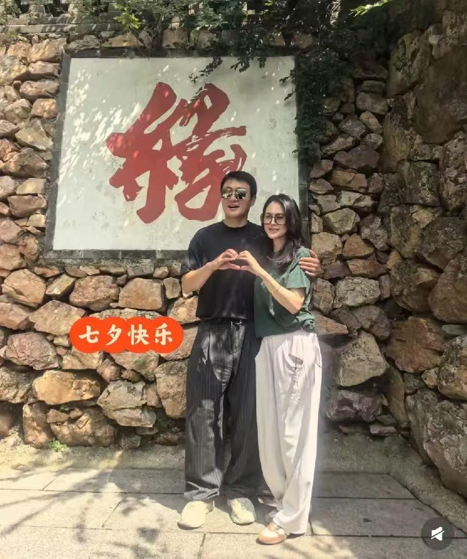8月19日，佟大为和关悦过七夕节，跑到了辽宁大孤山！47岁的关悦老了许多，脸