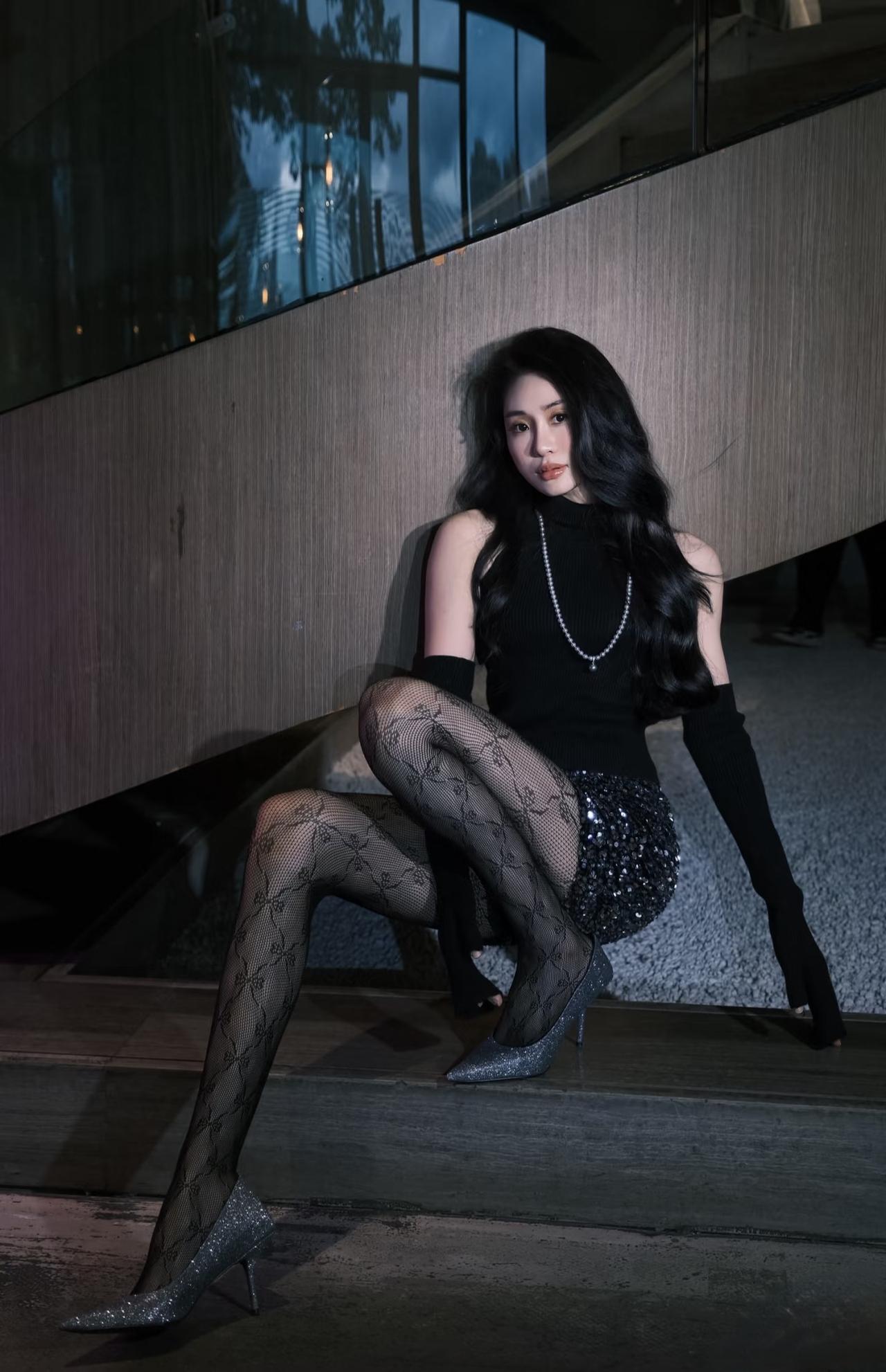 指尖刚触到亮片裙，细碎的光就往眼里钻。网袜的蕾丝缠在腿上，和旁边冷硬的木墙撞出点