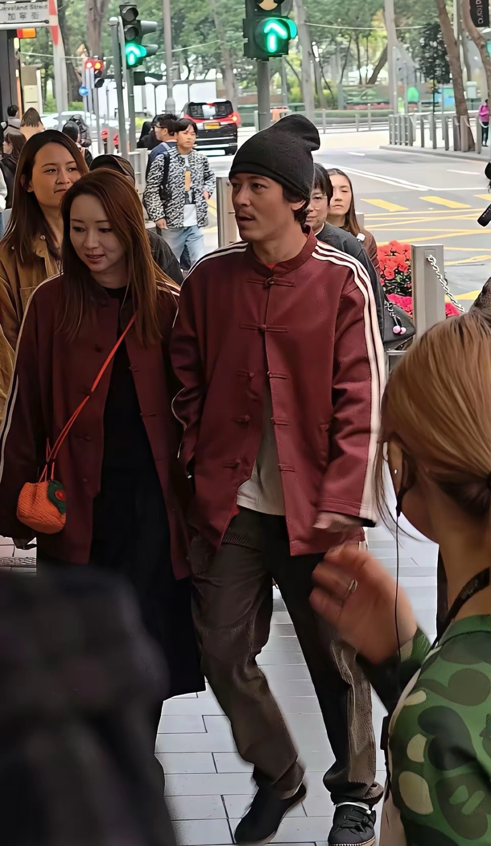 真乱，和陈冠希穿情侣装的不是他老婆而且她看起来也不年轻