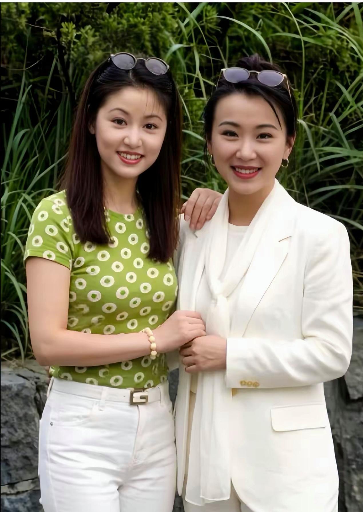 21岁林心如与29岁萧蔷谁更漂亮？这张合影拍摄于1997年，当时两人均处于颜值巅