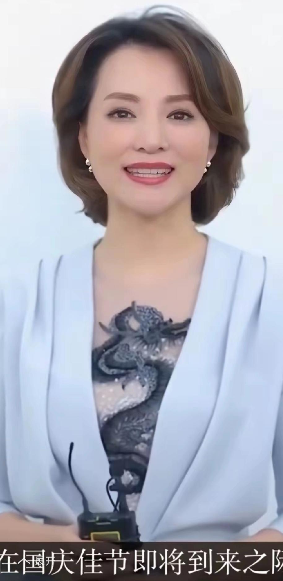 董卿国庆送祝福，短短十秒尽显东方书卷气质国庆当天，董卿录制短视