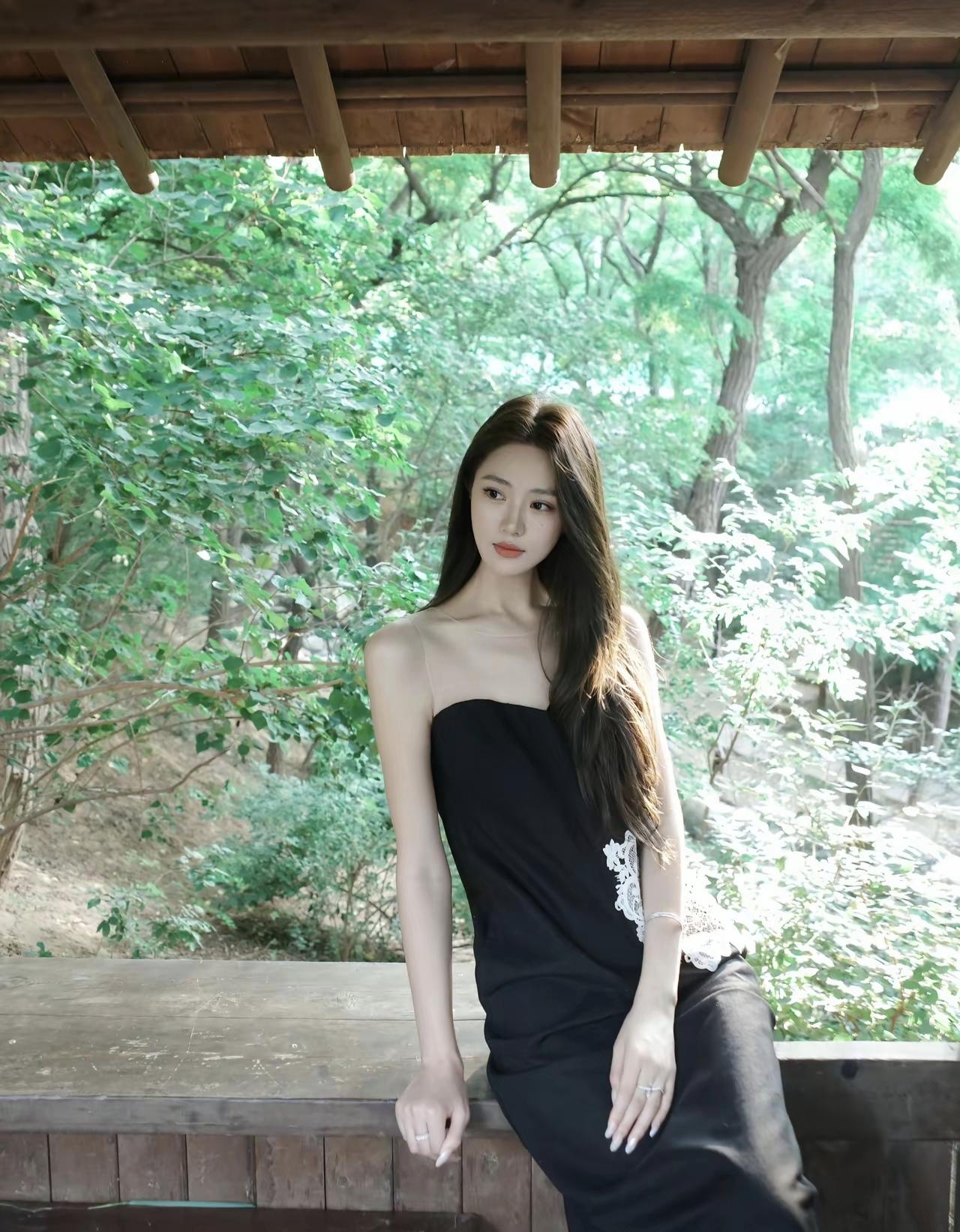 林间黑裙美人氛围感刷屏！这组「东方静美学」照片，随手拍都能拍出故事感最近这