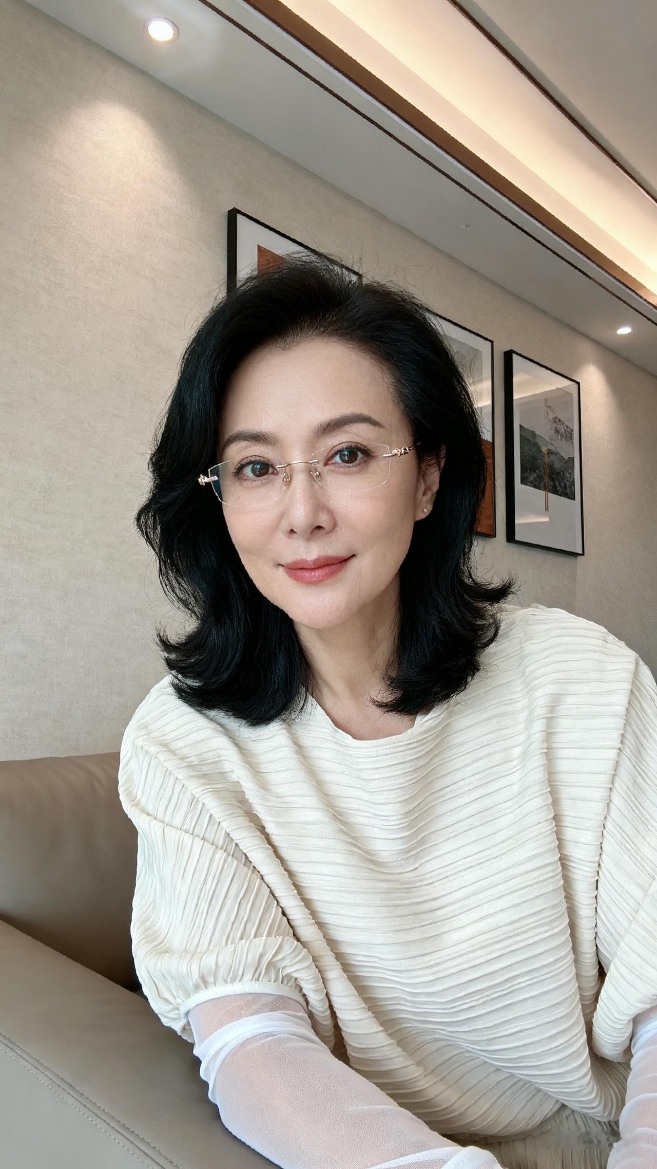 善解人意的知性女人最漂亮。中年女性精致感