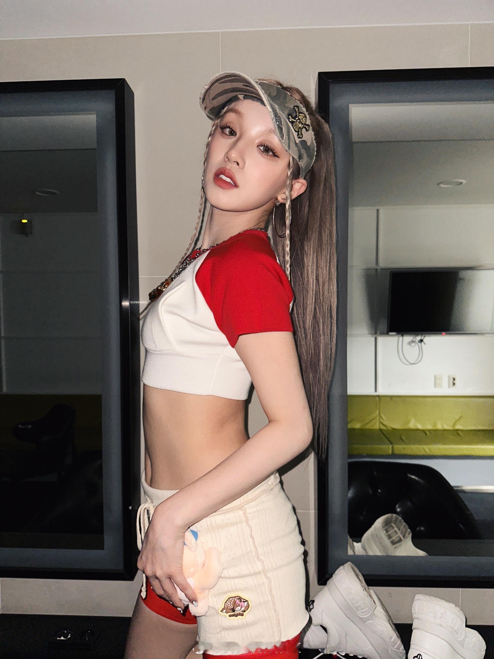 宋雨琦健身课穿搭造型小蛮腰养眼