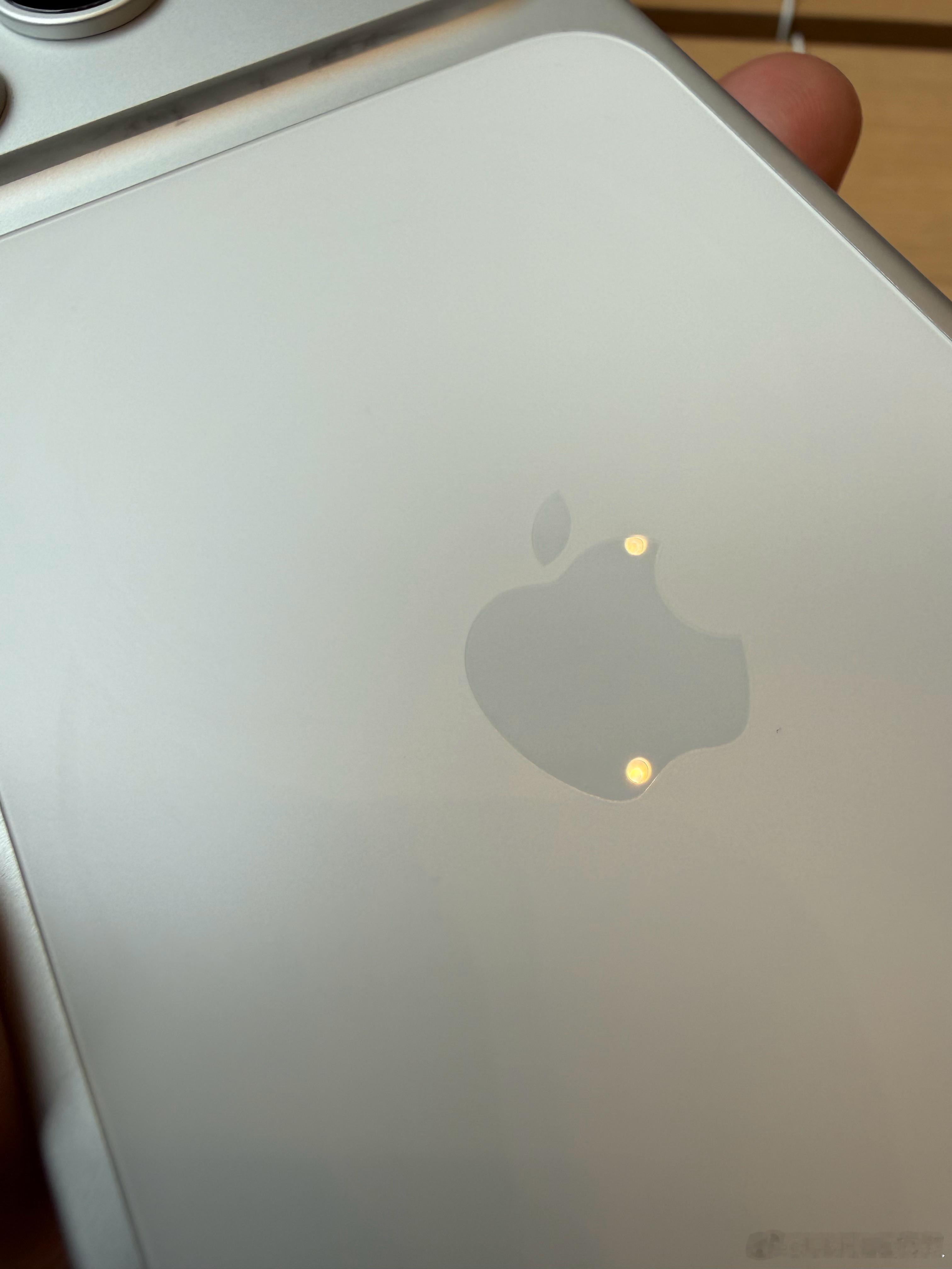人在零售店，我看了好几个不同iPhone17Pro的展机，确实在背面铝金属d