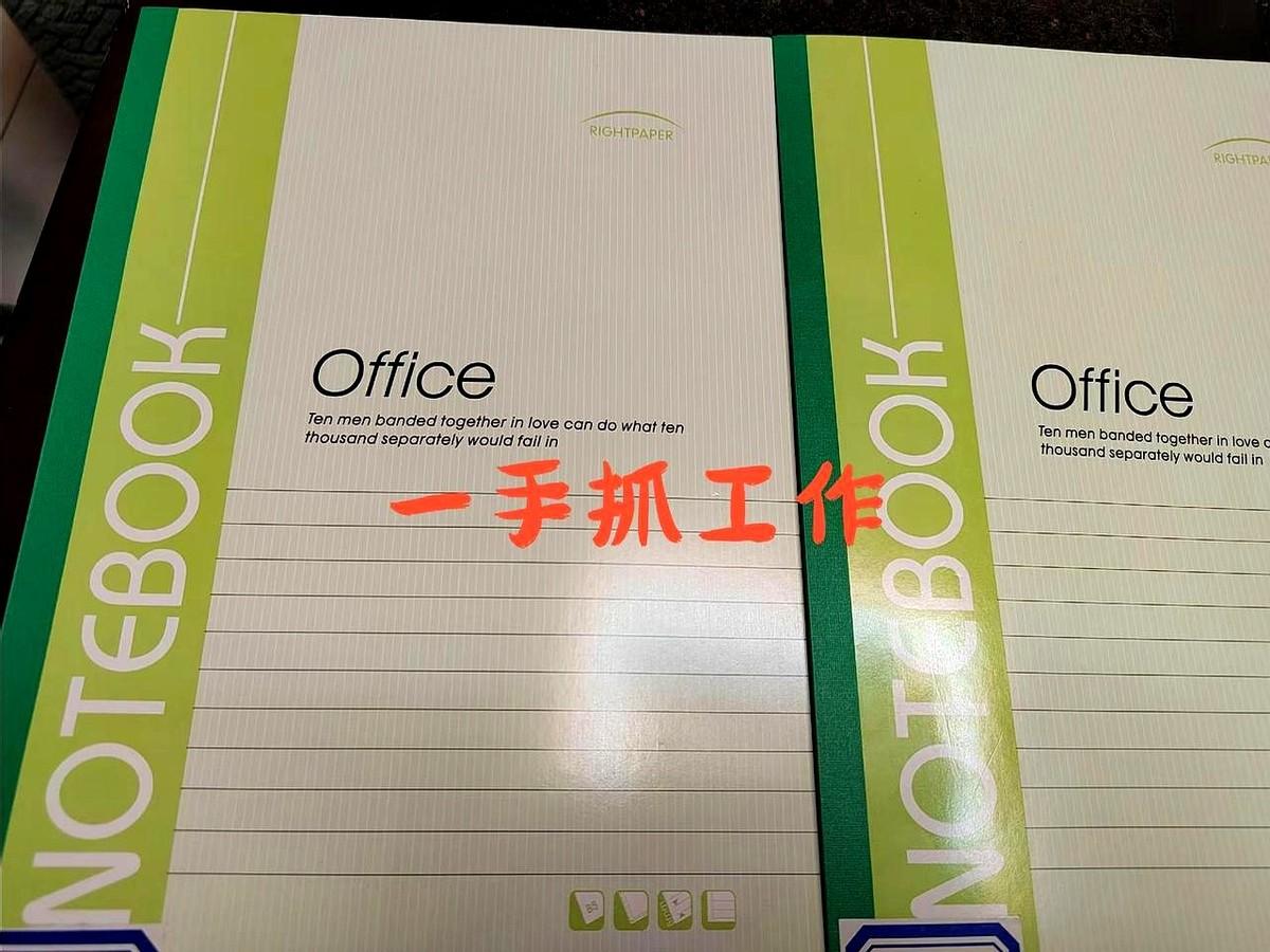 一只手抓俩娃作业，她快炸了晚上八点，厨房碗还没洗，客厅餐桌已摊满两本作业本。