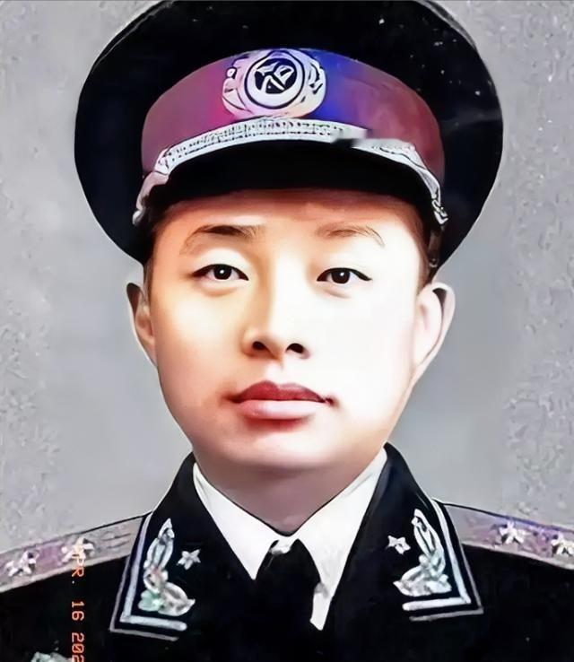 1955年授衔台上，一张娃娃脸的年轻人，军服一穿，肩膀上的两颗星闪得人眼晕。谁能