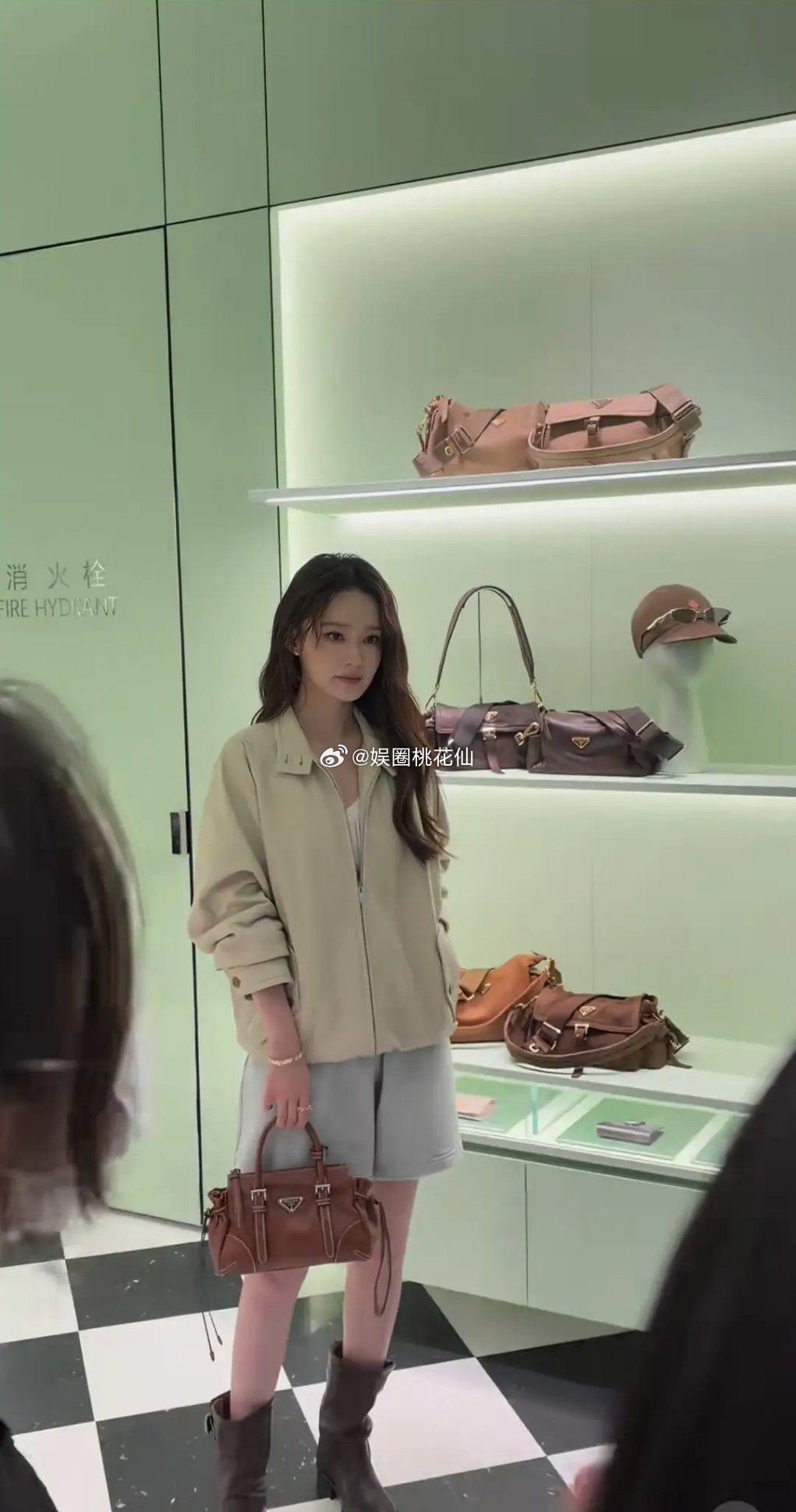 李沁出席品牌活动，美腿太好看了很细长，卷发看着好温柔好甜美！
