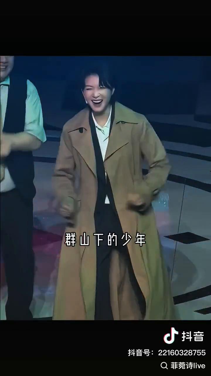 月光它落屋檐，我在远方的山川，群山下的少年，绕着山路十八弯，大家都在。万茜跳舞3