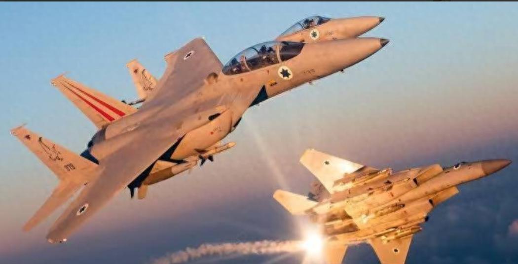 这脸打得也太狠了！伊朗王牌战机对着以色列军机一通猛烈开火，结果导弹全打偏了！这下