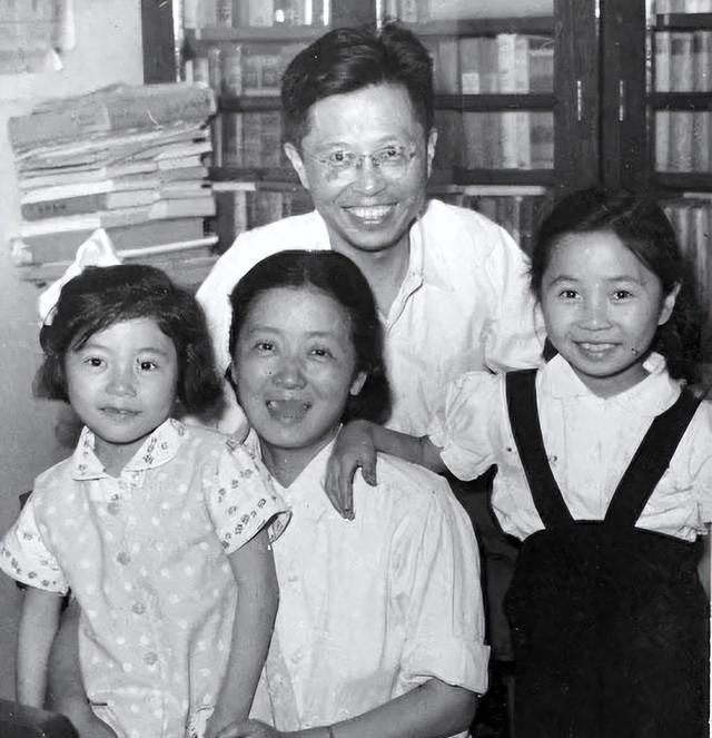 1948年底，前国民党高官郑烈一家准备乘坐专机飞往台湾。飞机起飞的前一刻，女儿郑