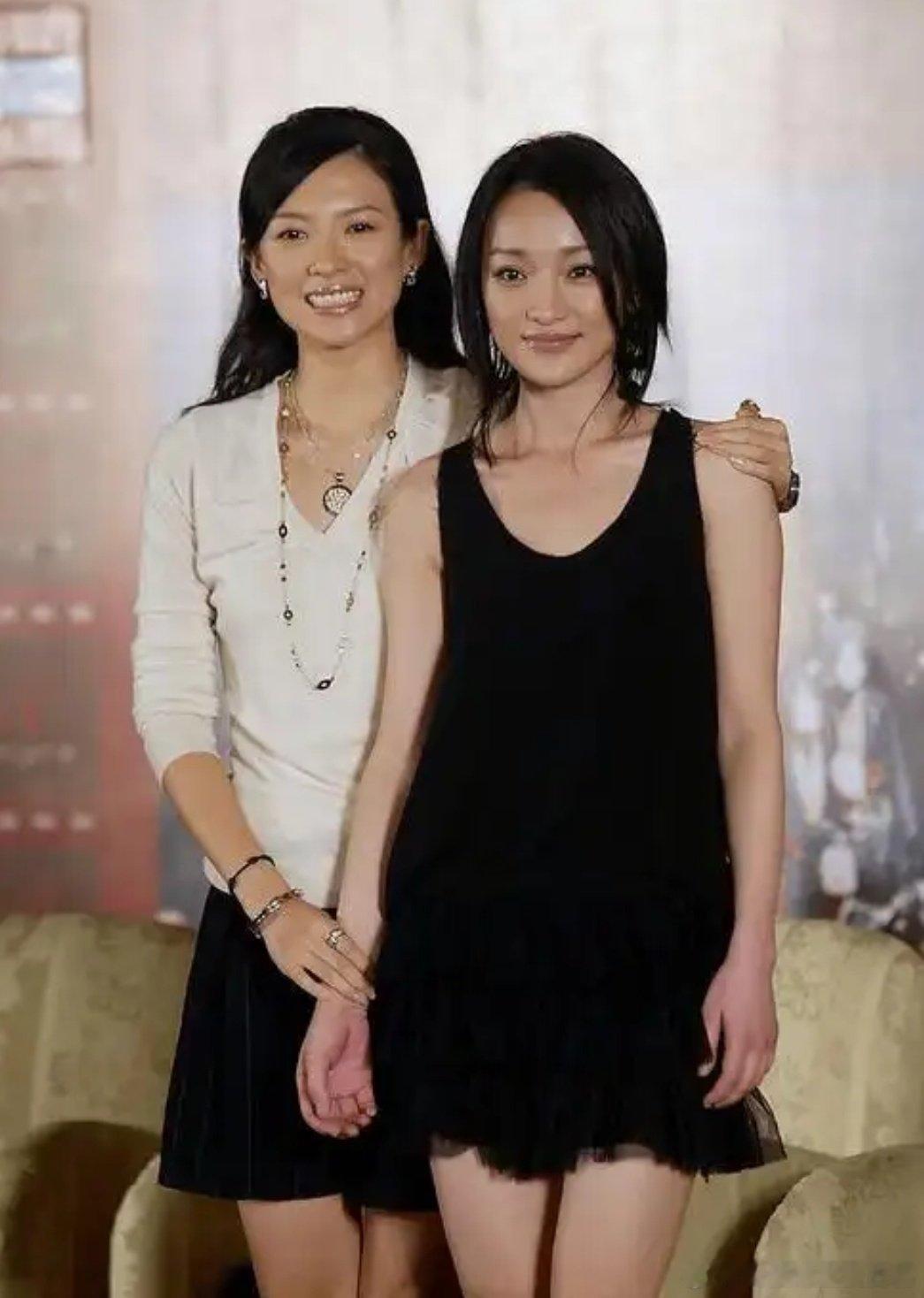 原来，章子怡与周迅的关系这么好，在早些年，她们一起参加活动，章子怡不但搂着周迅的肩膀，而且还拉着周迅
