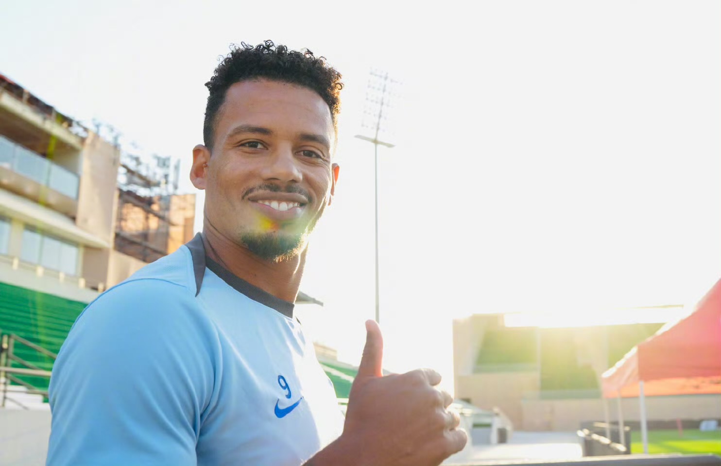 甘慧: 申花新外援拉唐在球队休整期间, 特地前往基地加练