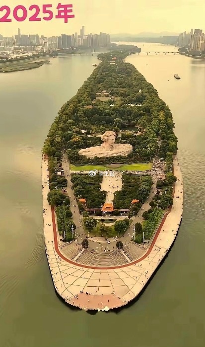 现在的橘子洲头景区和1996年时候的橘子洲头的对比…