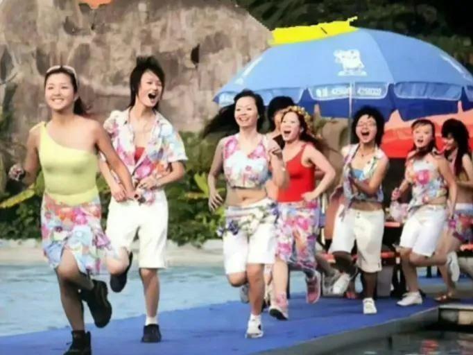 可能是张靓颖最想删除的一张照片，再回看当年的超女，真的“惨不忍睹”，一个个都像假