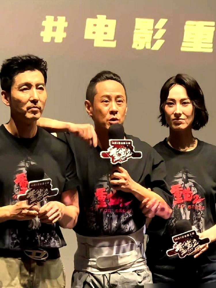 前一天还在镜头前跟梁洛施十指紧扣、笑得一脸轻松，后一天在成都路演现场，马浴柯就被两个人架着拖下台，脸