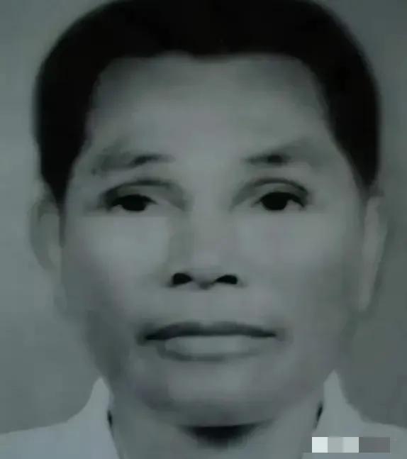 1960年，乐会县一位老农何世富，临终前向妻子坦白：“我原名叫何畏，是红军的军长