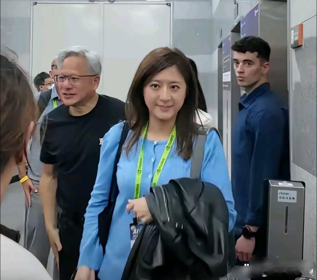 黄仁勋这个助理可真漂亮。