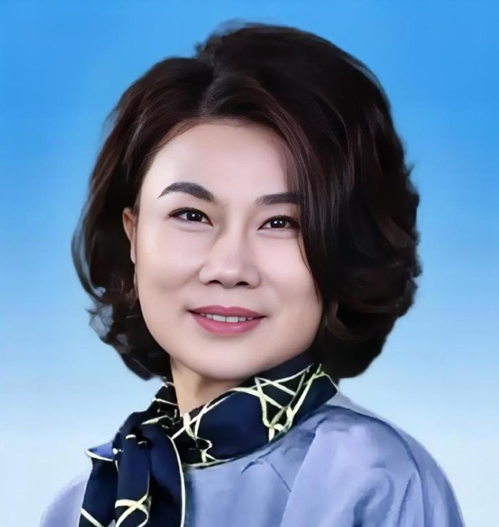 2016年有个叫魏银仓的给董明珠挖了个大坑，董明珠一心想造车子，愣是往里砸了26