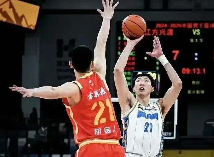 太戏剧性了吧！打完总决赛周琦即将联手胡金秋冲冠近日媒体报道，四川对于今年的男篮