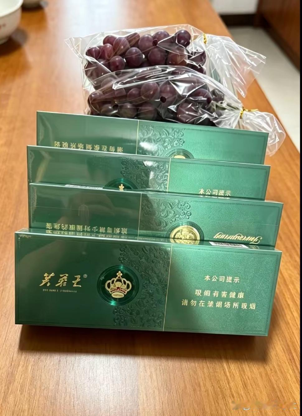 堂妹夫妻上门送喜帖附带四条烟和水果，发帖男子原定随礼一千元，妻子看见礼品心里犯嘀
