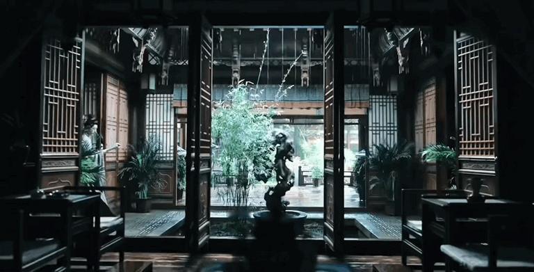 藏海传顶级镜头美学朝堂戏的靛青冷色调压抑如深海，地宫戏的幽绿磷光诡异如冥河，孝服