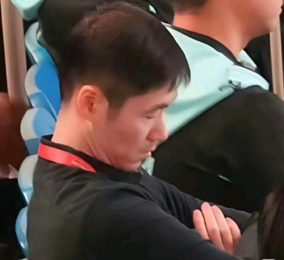 王励勤去看比赛坐在观众席睡着了被网友拍下来了，看来他对国乒还是很放心，不